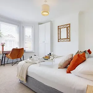 https://beach-staycation-modern-4-bedroom-house-in-bournemouth.bournemouth-hotels.org