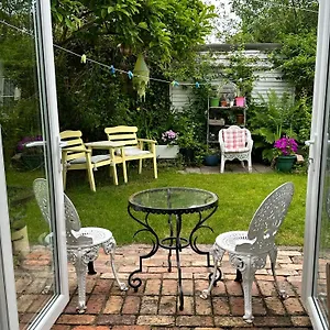 Garden Snug Apartment